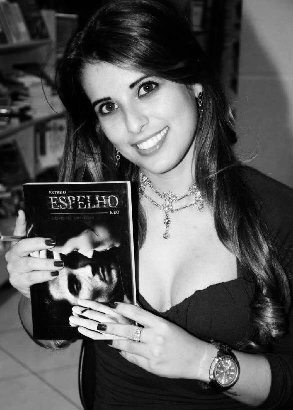 Lorene Patigra® jovem, segurando seu livro Entre o Espelho e Eu em uma de suas primeiras sessões de autógrafos