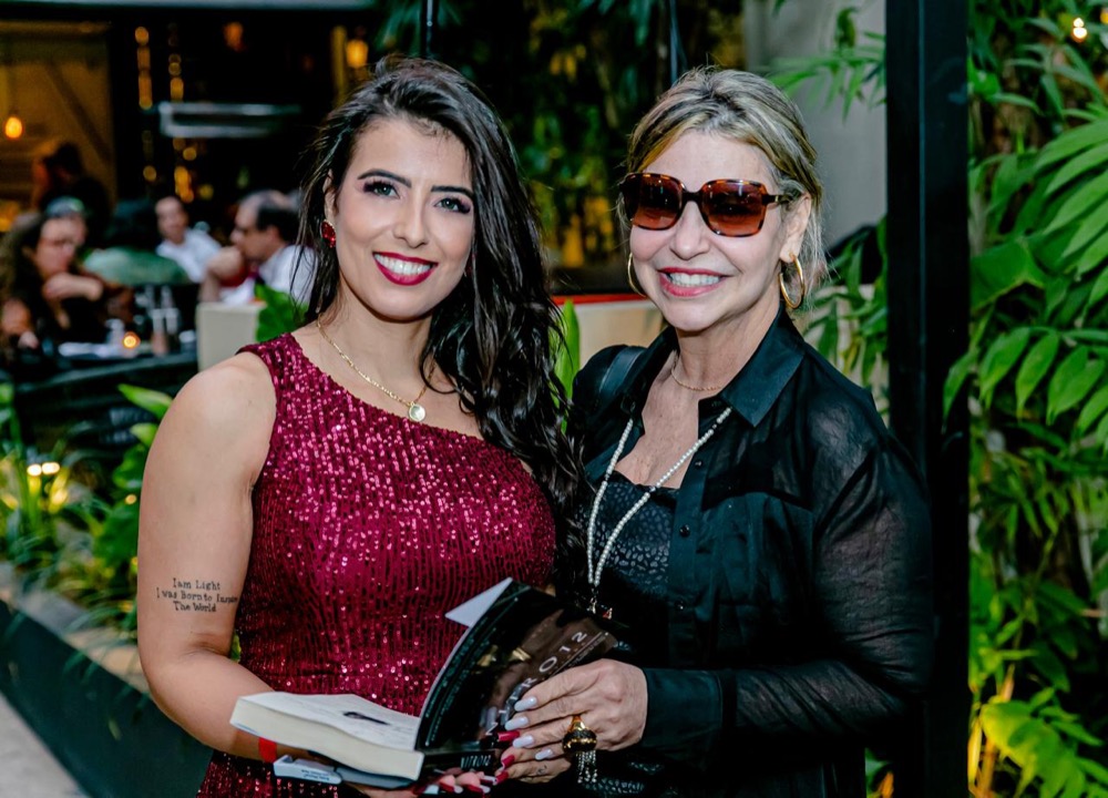 Lorene Patigra® ao lado de sua mãe, em uma sessão de autógrafos do livro NITRO 12