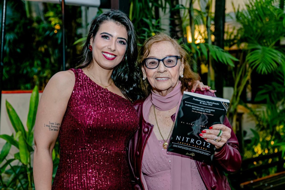Lorene Patigra® ao lado de sua avó Eunice, em uma sessão de autógrafos do livro NITRO 12
