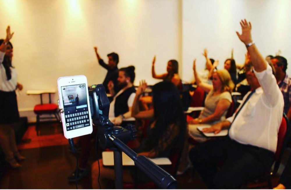Lorene Patigra® ministrando palestra na Livraria Bella Guarda, na Baixada Santista