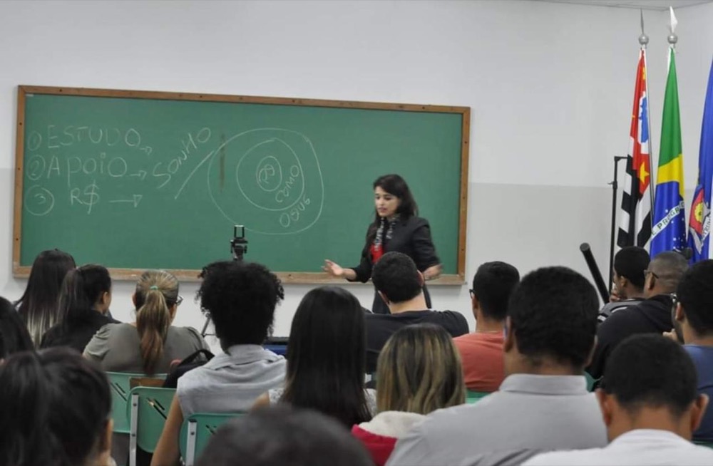 Lorene Patigra® ministrando palestra na Faculdade SENAC, em Goiânia