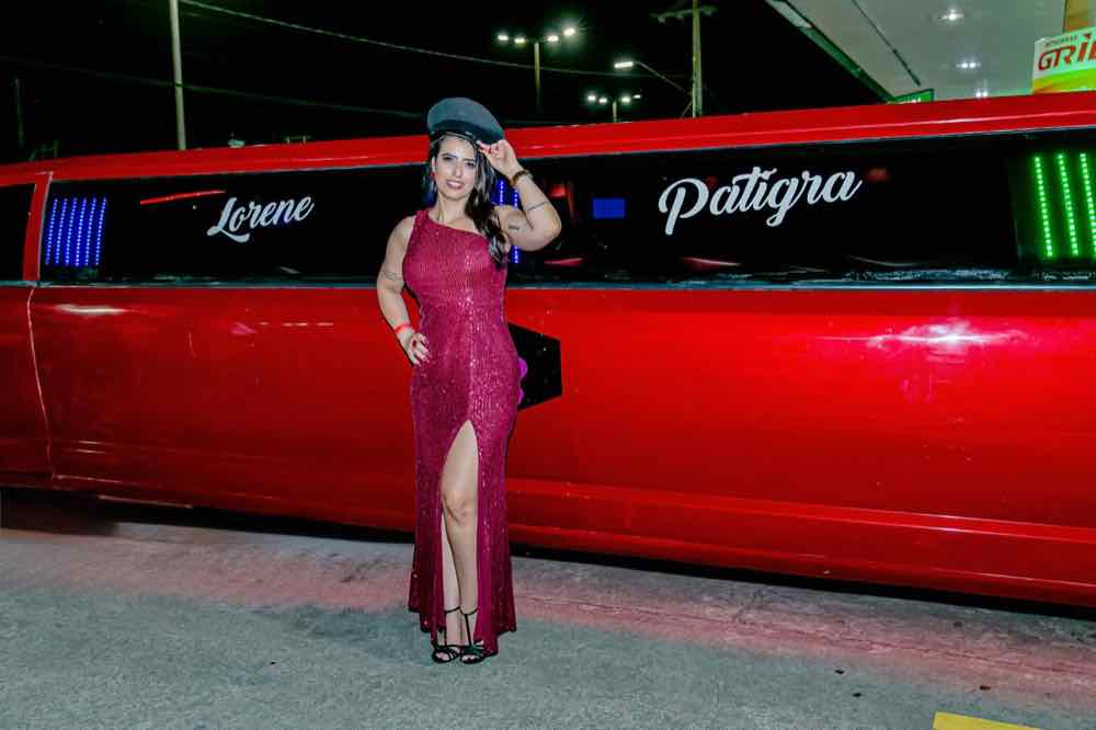 Lorene Patigra® em um passeio de limusine, após uma de suas sessões de autógrafos