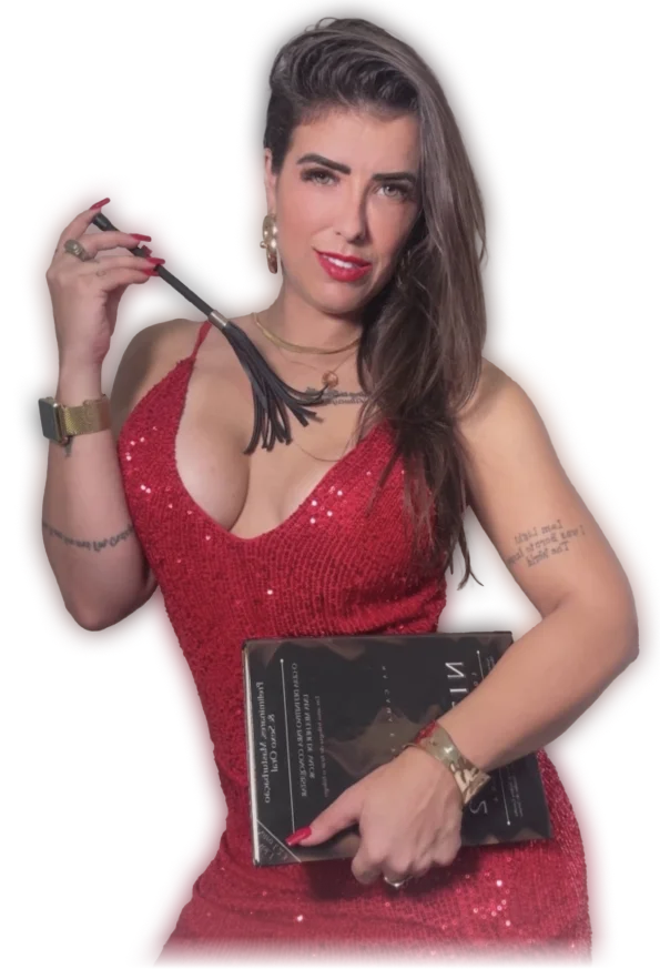 Lorene Patigra com vestido vermelho, segurando um livro, representando sua atuação como sexóloga, terapeuta e mentora em libido e energia masculina.