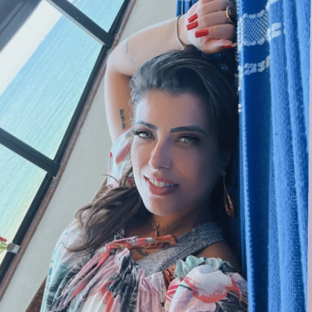 Lorene Patigra formada em terapia tântrica original, com certificação nos métodos Deva Nishok e COMUNA, especializada em disfunções sexuais masculinas.