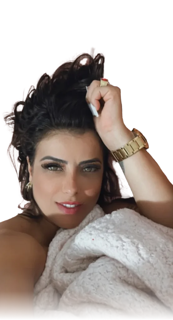 Lorene Patigra deitada com olhar sedutor, convidando o homem a fechar os olhos e acessar técnicas de transmutação da libido.