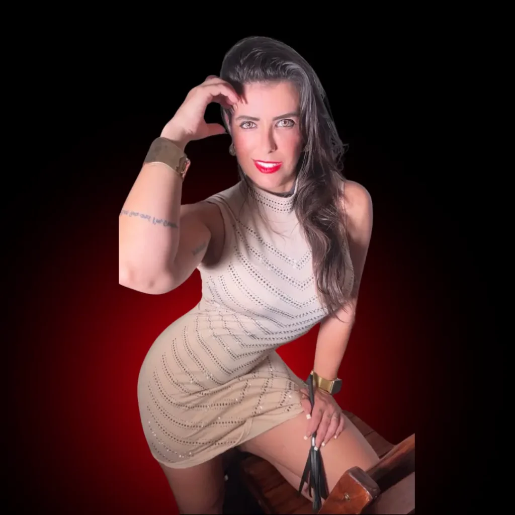 Lorene Patigra em pose sedutora na cadeira, celebrando o homem que chegou até o curso e vai conquistar reconhecimento da parceira.