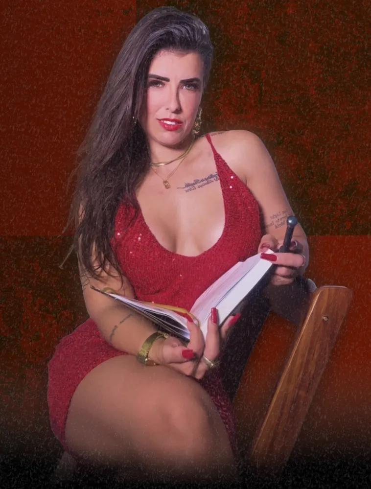 Lorene Patigra sentada no escritório, convidando homens para o Código da Dama.